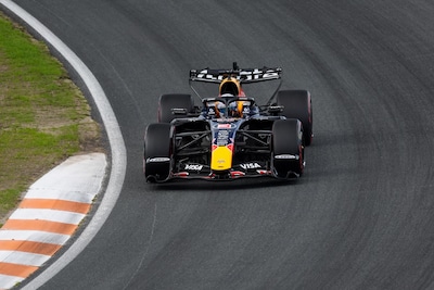 Max Verstappen voor het eerst achter het stuur gestapt en begonnen aan tweede vrije training