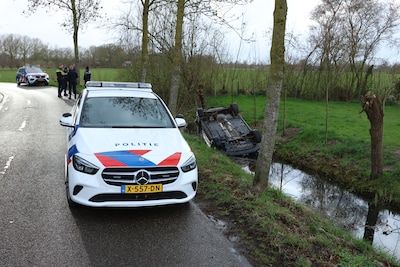 Auto op zijn kop in sloot langs de Lochemsestraat in Terwolde