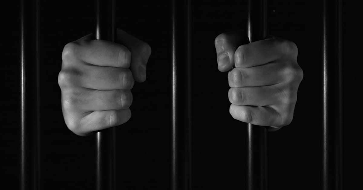 Knipperlichtrelatie brengt B. (25) keer op keer achter de tralies: ‘Ze is mijn eerste liefde, ik heb