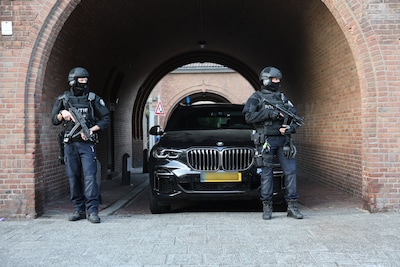 Zeezwaluwhof Den Haag afgezet door zwaarbewapende agenten