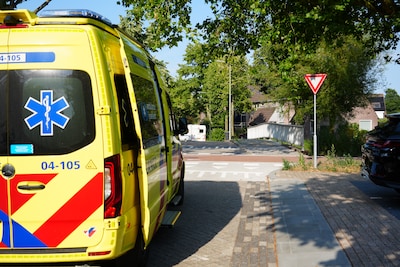 Fietser raakt gewond na botsing auto op Schepenlaan in Zwolle