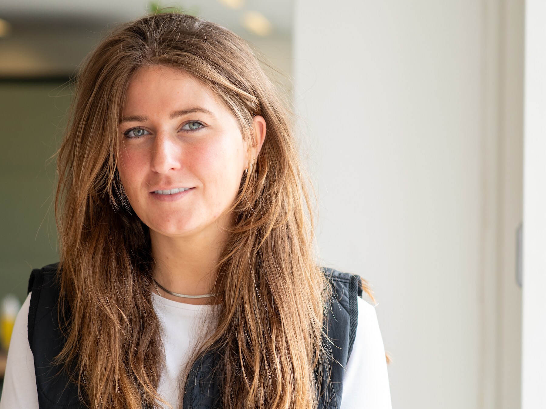 Lege fles wijn op het aanrecht. Gekocht voor samen, maar opgedronken alleen. Kaarsen niet aangestoken