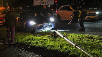 Automobilist rijdt lantaarnpaal uit de grond in Oss: bestuurder aangehouden, reed mogelijk onder inv