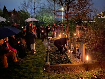 Herdenking overledenen tijdens sfeervolle Lichtjesavond in Wageningen