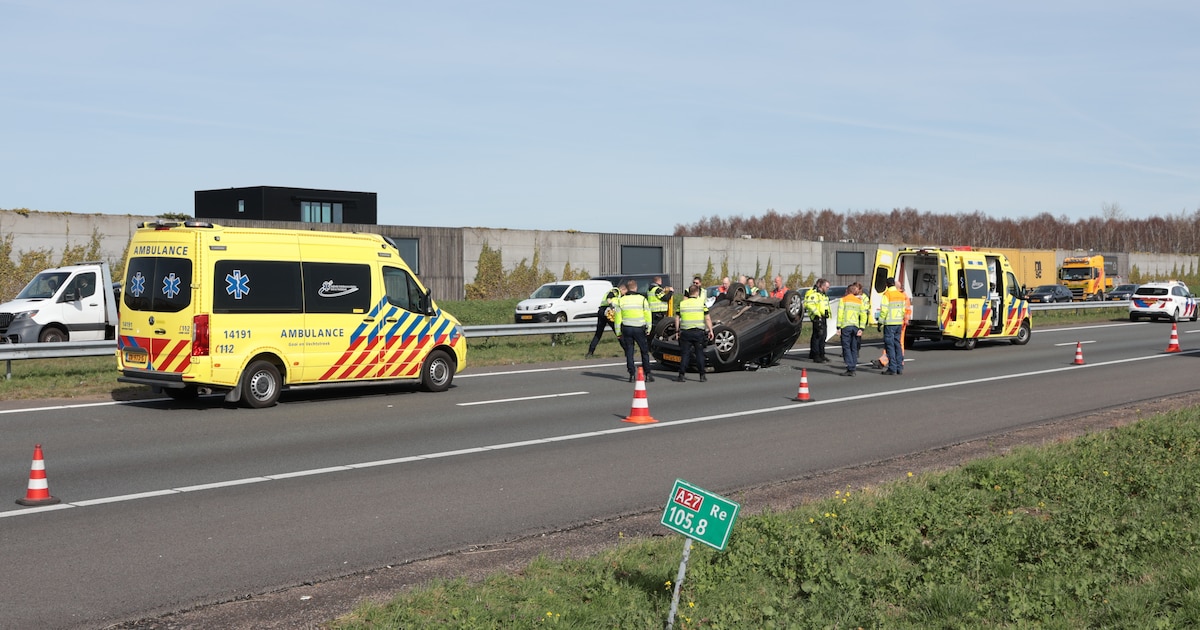 Auto over de kop op de A27 bij Blaricum: lange files naar Almere