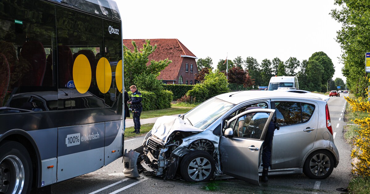 Automobilist botst hard achterop lijnbus op de Ericasestraat in Erica | 112 nieuws Emmen