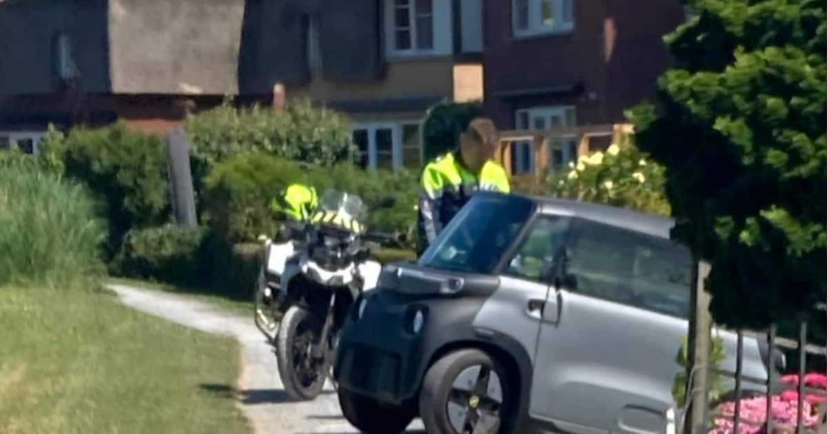 Brommobiel valt bijna naar beneden tijdens verboden rit: handhavers grijpen in