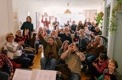 Zoektocht naar artiesten en huiskamers voor Gluren bij de Buren