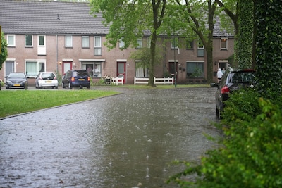 Woonwijk in Rijen onder water door hevige regenval