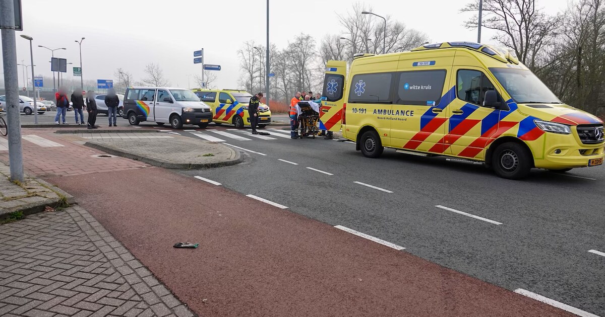 Fietser (75) overleden na botsing met busje op rotonde in Alkmaar, politie zoekt getuigen