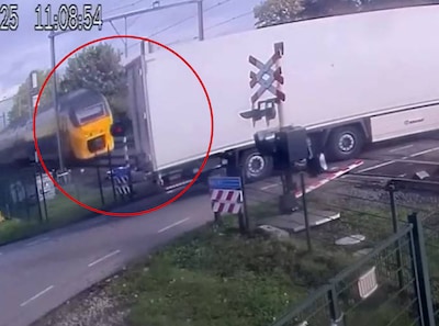 ‘Heel veel engeltjes’ op overweg, trucker lichtgewond: dit weten we over zware aanrijding met interc