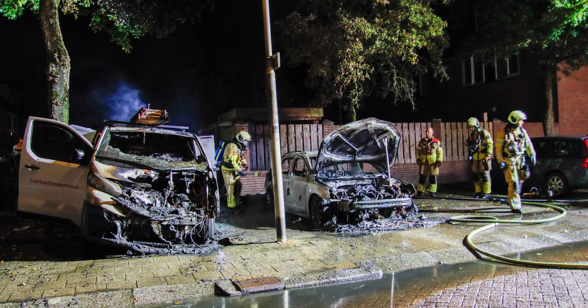 Personenauto volledig uitgebrand in Amersfoort, bestelbus zwaar beschadigd