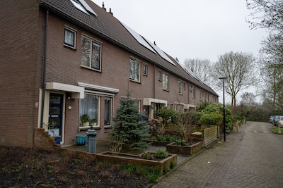 Dieren al dagenlang zonder eten en drinken opgesloten in kooien: bewoner niet thuis, dierenambulance