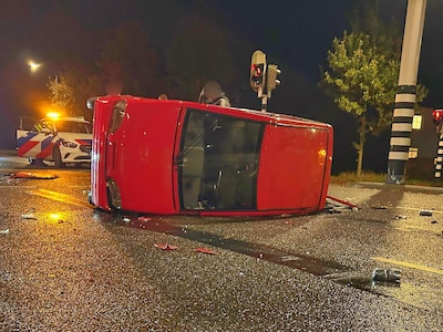 Brommobiel kantelt na botsing met auto in Veldhoven, grote schade