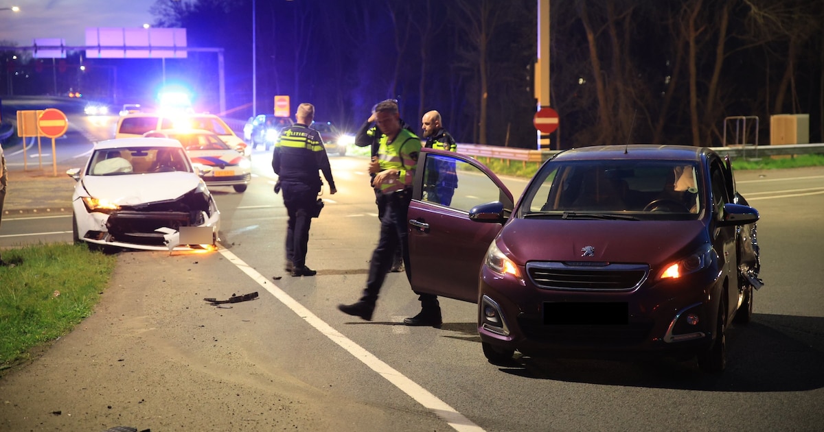 Gewonde en veel schade bij botsing op de Kruithuisweg in Delft