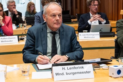 Felle kritiek op plan twee azc’s in Amersfoort, tijdelijk burgemeester Lenferink blikt terug: ‘Te we