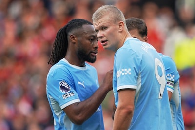 Manchester City met tien man op voorsprong bij United, goal van Haaland toch goedgekeurd