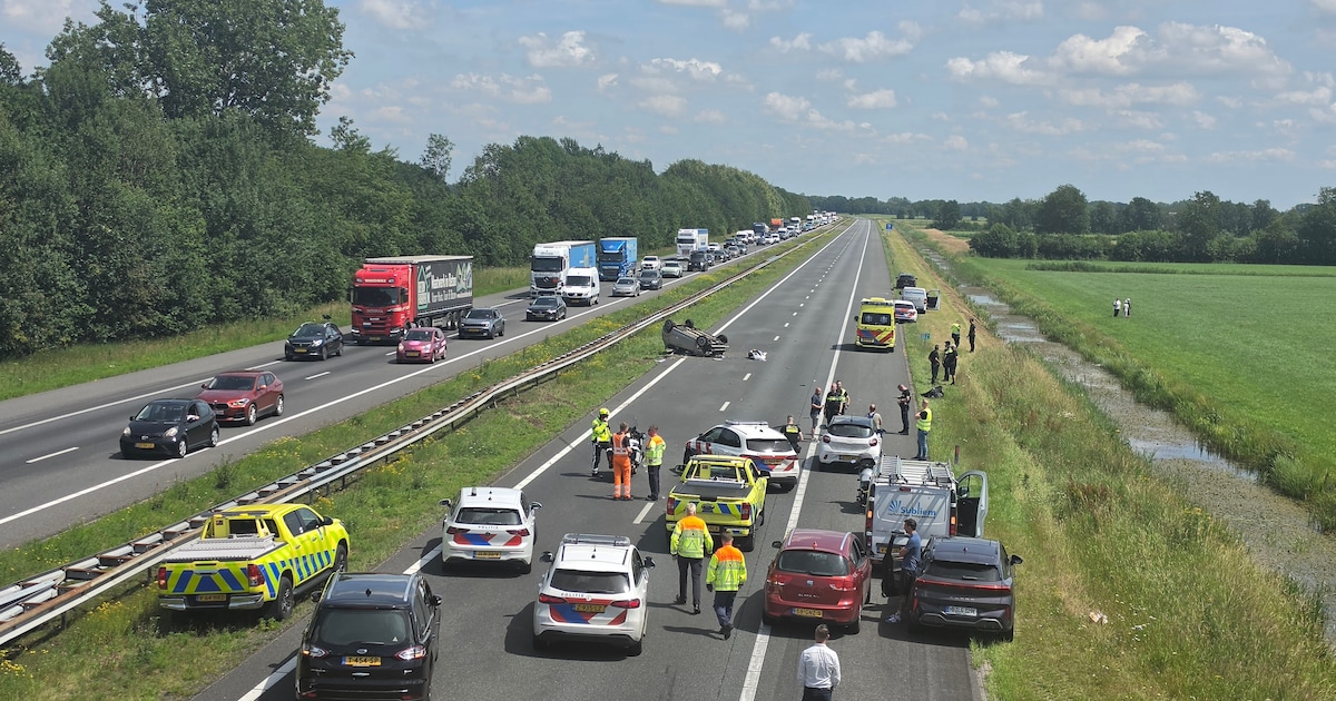 Auto slaat over de kop op A28 richting Hoogeveen na ernstig ongeval bij De Wijk