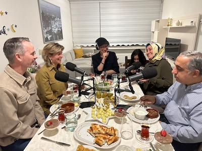 Burgemeester Joyce Langenacker begint podcast met bijzondere verhalen van inwoners: ‘Diverse gezicht