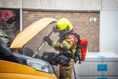 Rook onder motorkap: beginnende brand in bakwagen snel ontdekt in Rotterdam