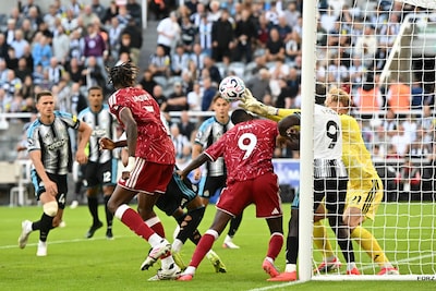 Droomstart voor Newcastle United tegen Liverpool, Frimpong en Kerkez pakken allebei geel