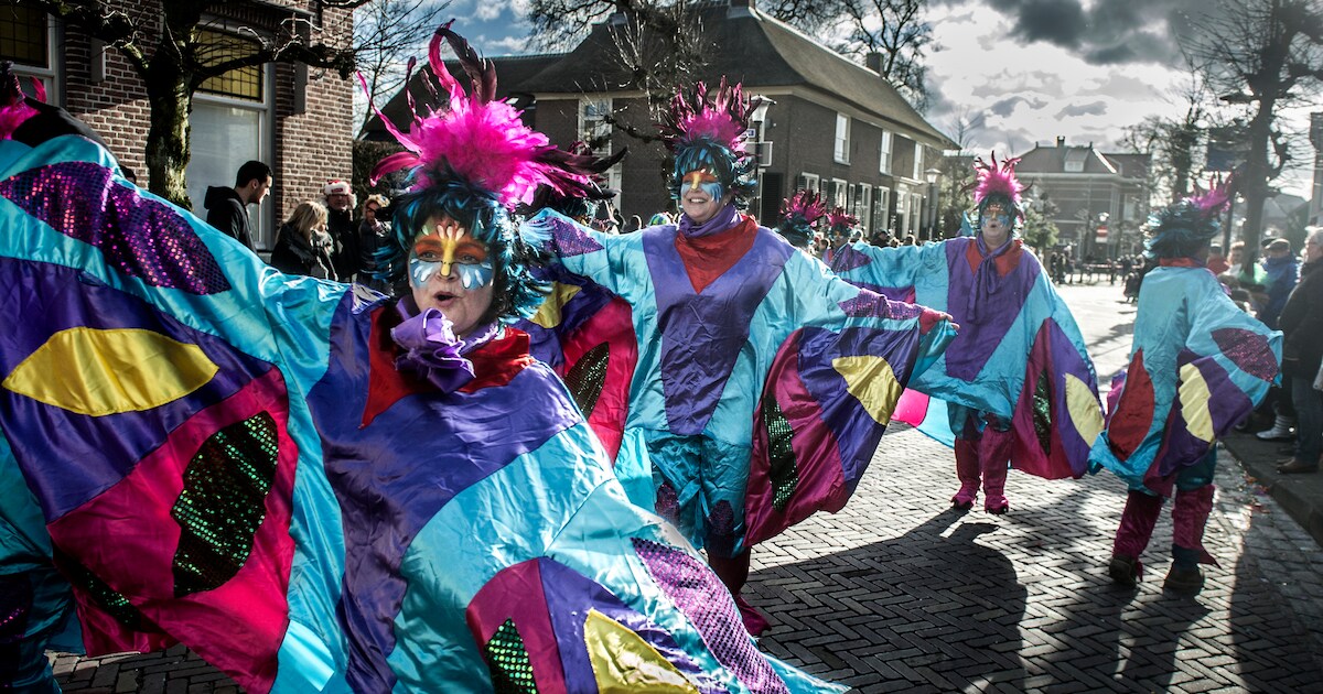 Carnavalsseizoen gestart in Enkhuizen: verkeershinder door optocht in de binnenstad