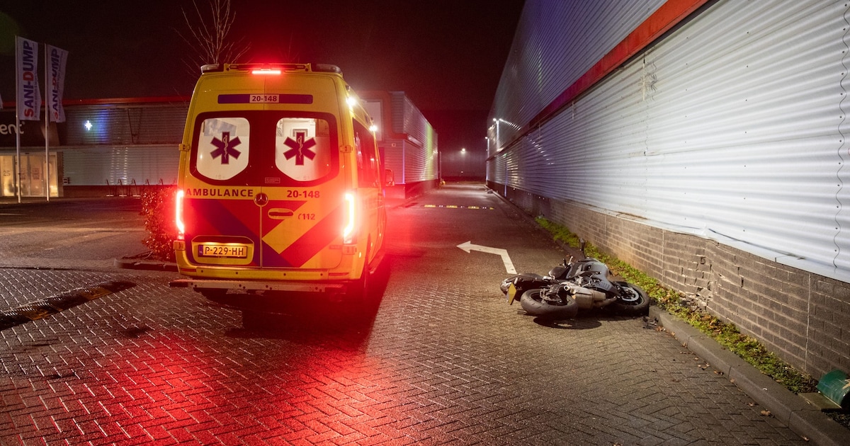 Motorrijder botst tegen muur van Gamma-filiaal in Roosendaal en raakt gewond