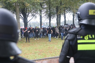 27-jarige krijgt taakstraf voor geweld tegen politie tijdens rellen, maar niet voor Hitlergroet