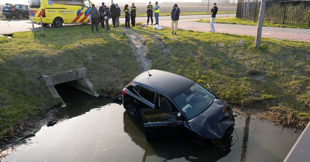 Automobilist gewond bij aanrijding tussen twee auto's in Hoofddorp