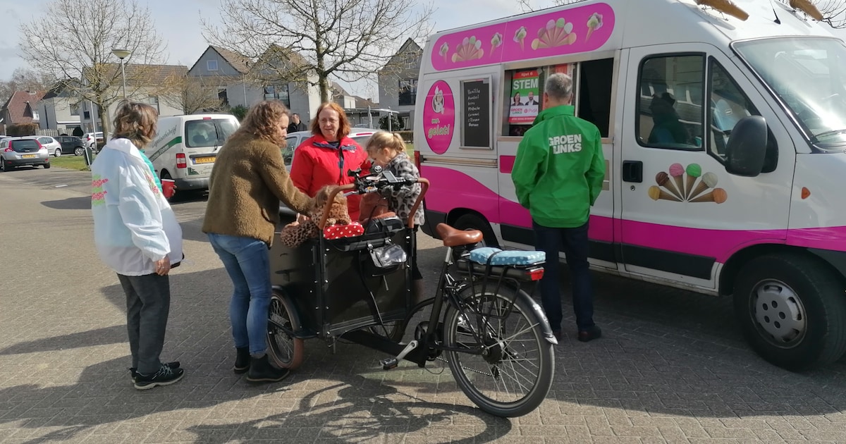 IJscobus trekt langs dorpen in Achtkarspelen