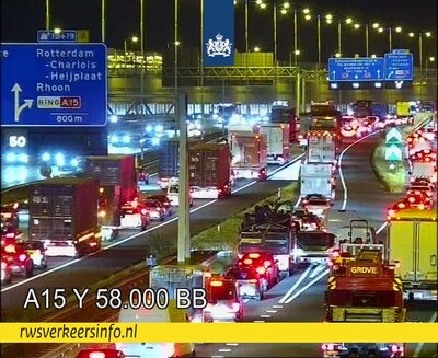 File door ongeval met vijf voertuigen op parallelbaan A15 bij Rotterdam-Charlois