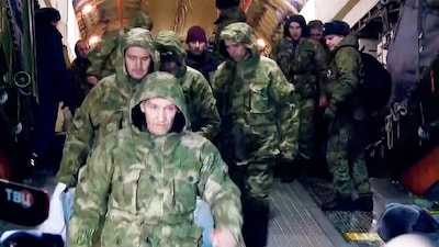 russen-verlaten-vliegtuig-na-grote-gevangenenruil-oekraine