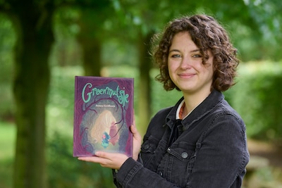 Groenmutsje verovert het bos: Schaijkse kunststudent Senna (22) geeft sprookje een nieuwe draai