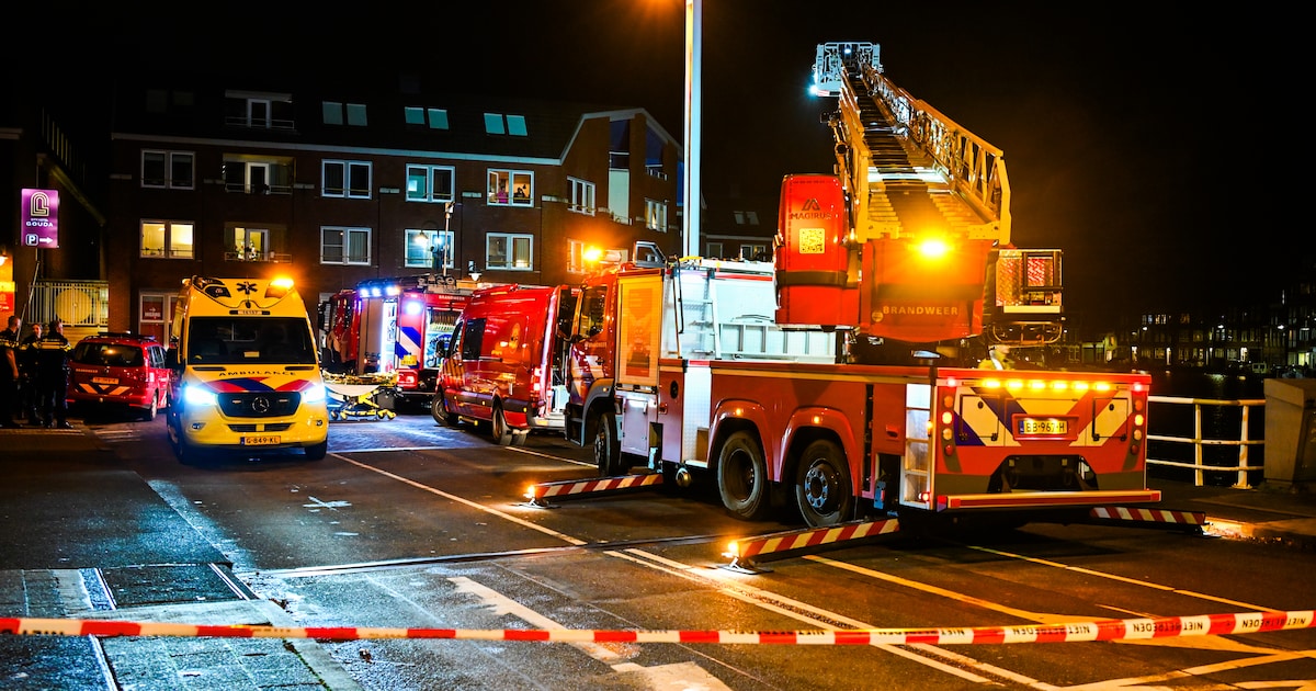 Drukke middag voor brandweer in Gouda: auto rijdt water in, kleding gevonden bij brug