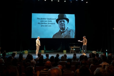 Mart de Kruif en Tijmen Dokter komen met hun podcast naar Arnhem en Ede