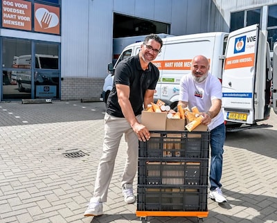 Capelle deelt flesjes zonnebrandcrème uit bij de Voedselbank
