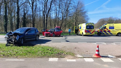 Auto’s botsen tussen Denekamp en Tilligte: 3 gewonden