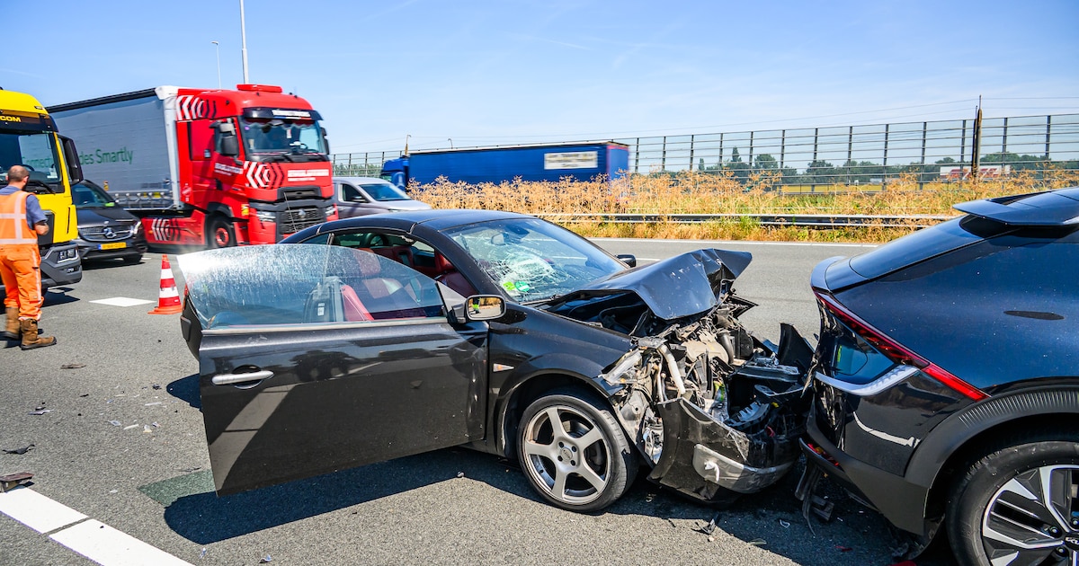 Botsing met twee auto’s en een aanhanger op A16 bij Rijsbergen, afrit tijdelijk afgesloten