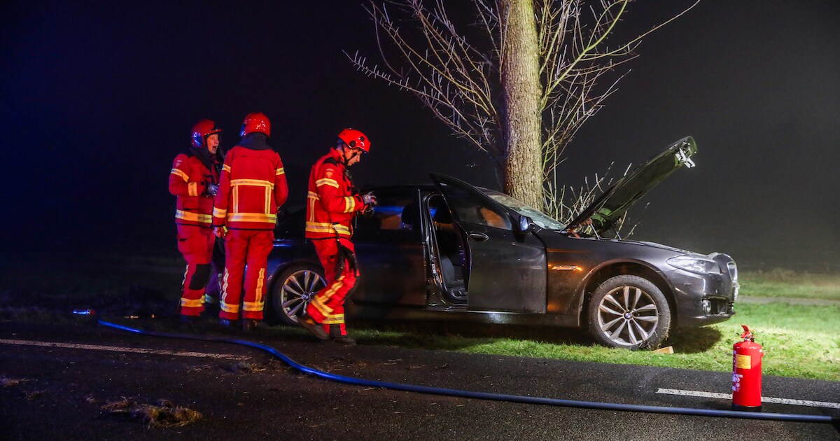 Automobilist raakt van de weg en botst tegen boom langs de Rhederweg in Bellingwolde