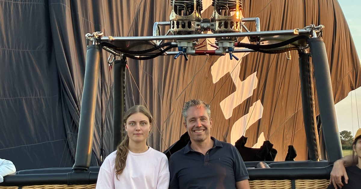 Noud en dochter Fay maken ballonvaart en natuurgids geeft demonstratie