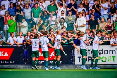 Jeugdhockeyers Rotterdam staan na derby met beker in hun handen: ‘We wilden niets aan het toeval overlaten’