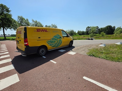 Pakketbezorger en scooterrijder botsen in De Klomp