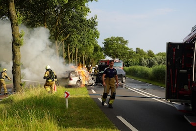 Dode en gewonden bij frontale botsing op N337 bij Wijhe: omstanders halen slachtoffer uit brandende 