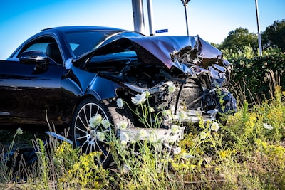 Twee bestuurders gewond bij harde botsing op de Bredaseweg in Tilburg: zeker een auto total loss