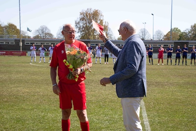 Gerard (58) was al 500 duels de grensrechter bij Blauw-Zwart: ‘Die voetballers houden mij jong’