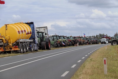 Boeren demonstreren langs A12 tegen het stikstofbeleid: ‘Jettens ambtenarij sloopt onze boerderij!’