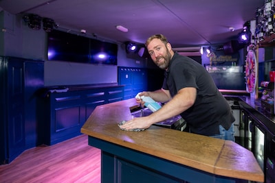 Bas Viguurs neemt na 15 jaar afscheid van Feestcafé De Buurvrouw: ‘Het is het einde van een tijdperk