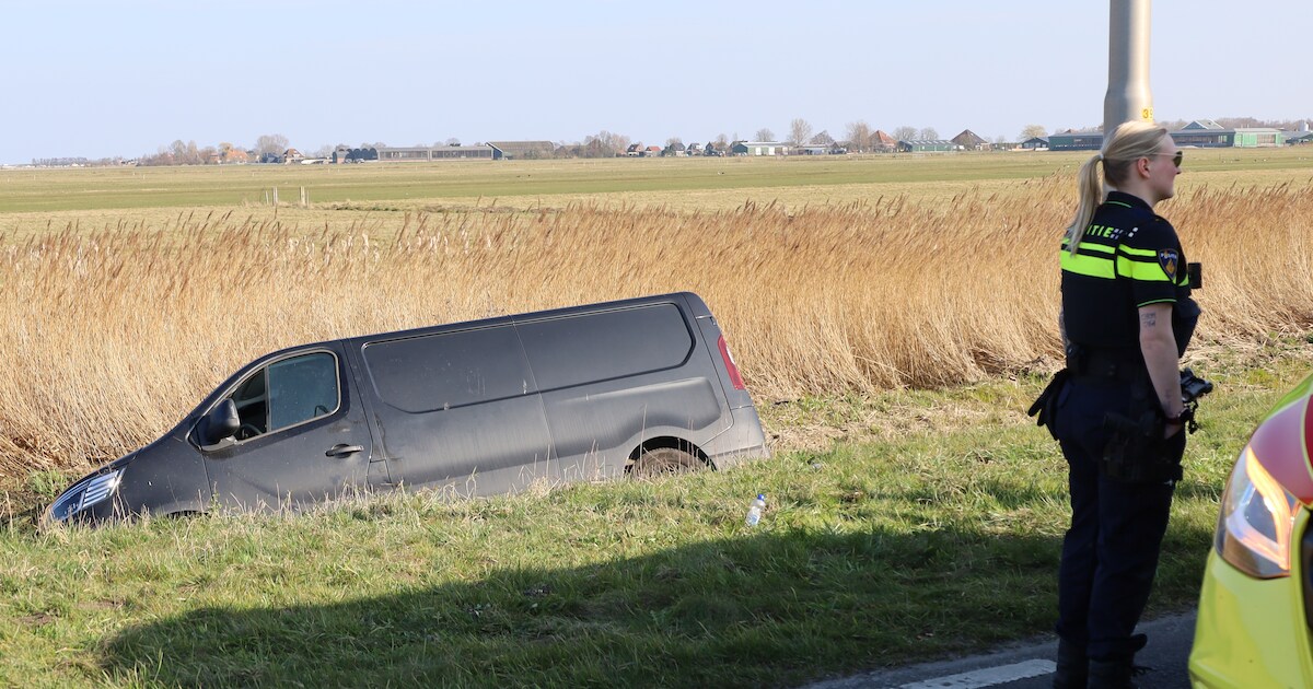 Bestelbus belandt in sloot langs de weg in Katwoude