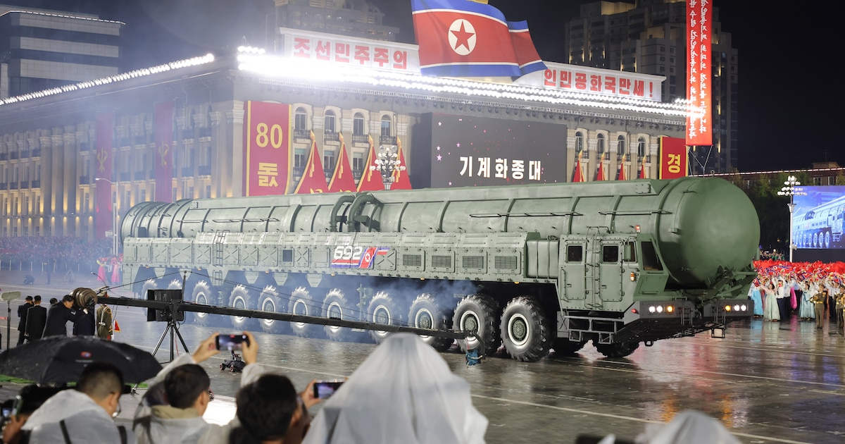 noord-korea-toont-krachtigste-raket-tijdens-militaire-parade