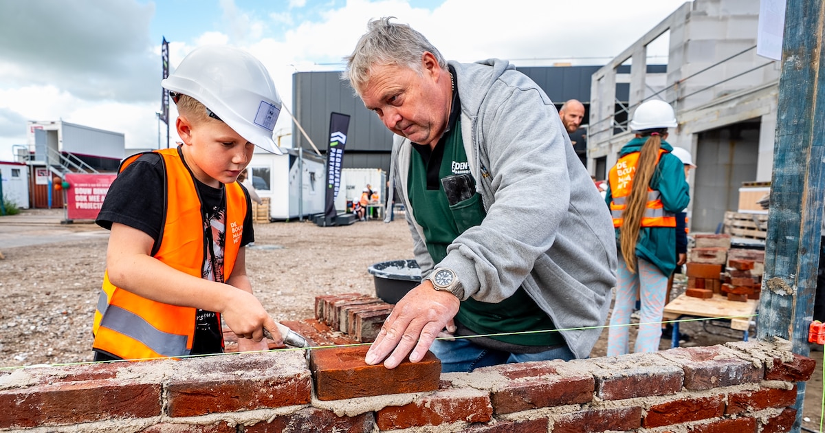 Bouw kampt met 60.000 vacatures, daarom mogen kinderen in Bergambacht zelf metselen: ‘Zo leuk om te 